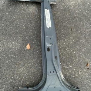 Стійка кузова центральна права 711221JA00 Hyundai i20 2008-2012.