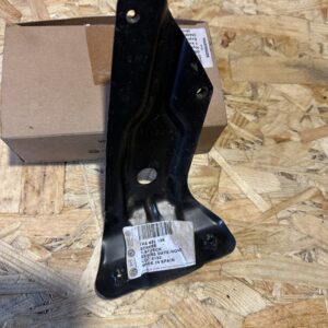 1K6821136 VAG
Кронштейн крила переднього правого хетчбек vw golf v 03-09, jetta v 05-10, golf plus 05-14